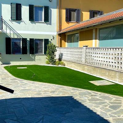 Realizzazione giardino in erba sintetica 